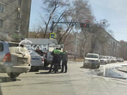 Несколько экипажей полиции и скорую помощь заметили в центре Благовещенска (фото)