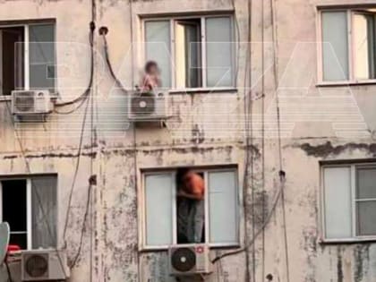 До трагедии оставался шаг: маленькая девочка вылезла из окна на 9-м этаже