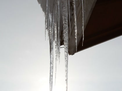 Весна близко: некоторым благовещенцам придется самостоятельно сбивать сосульки