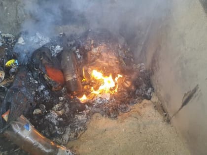 За торговым центром Благовещенска полыхали отбросы