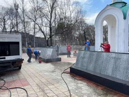 Активисты продолжают проводить субботники на памятниках