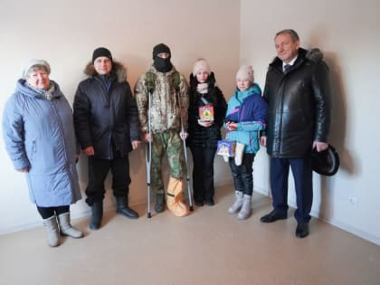 Секретарь свободненского городского отделения партии вручил сироте-участнику СВО ключи от квартиры