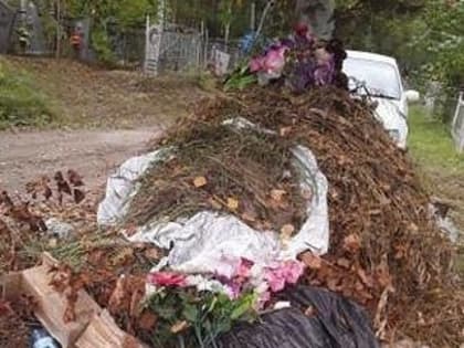 «Не можем подойти к могиле!»: жители Зеи снова жалуются на мусор на городском кладбище