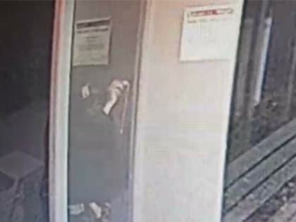 Стекло остановочного павильона в Благовещенске изрисовали вандалы (видео)