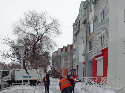 По следам дневной уборки: сотрудники ГСТК очищают тротуары, автобусные остановки, посыпают дороги противогололедным материалом