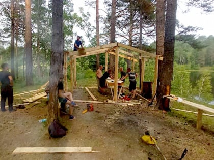 Активисты «Единой России» помогли оборудовать место отдыха для жителей Свободненского района