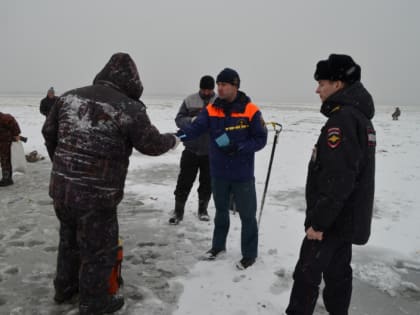 В Благовещенске отчитали рыбаков, которые вышли на тонкий лёд Зеи