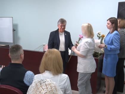 Сотрудники амурского управления ЗАГС поздравили медиков с 8 Марта