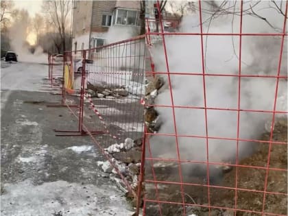 Благовещенцы у «гейзера» на Пионерской: Раскопали и уехали. «АКС»: Все под контролем