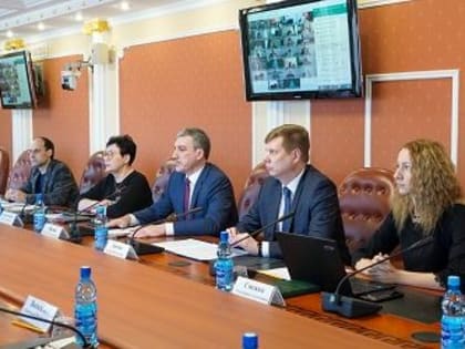 Василий Орлов провел встречу с руководителями фракций областного Заксобрания