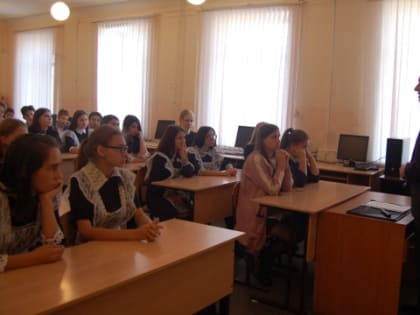 Депутаты Амурского парламента проводят в школах области уроки парламентаризма