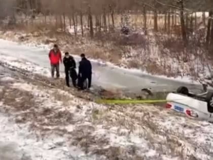 Около 10 человек спасали пассажиров машины, которая перевернулась и скатилась в кювет (видео)
