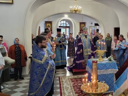 Правящий Архиерей совершил молебен с акафистом Божией Матери у Ее чудотворного Албазинского образа в Кафедральном соборе Благовещения Пресвятой Богородицы