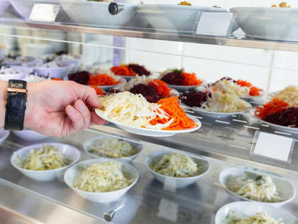 Осуждена повар, из-за которой в школе села Ромны массово отравились дети и сотрудники