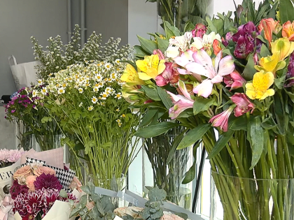 Корреспондент АОТВ узнала, какие букеты выбирают в этом году к 1 сентября