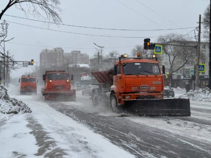 Несмотря на небольшое количество осадков, которое прогнозируют для Благовещенска синоптики, очищать улицы города вышла не только спецтехника от ГСТК, но и привлеченная