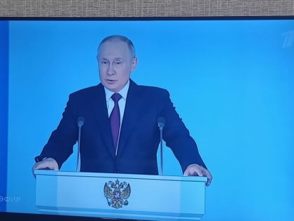 Россия выходит на новый цикл развития экономики, заявил Путин