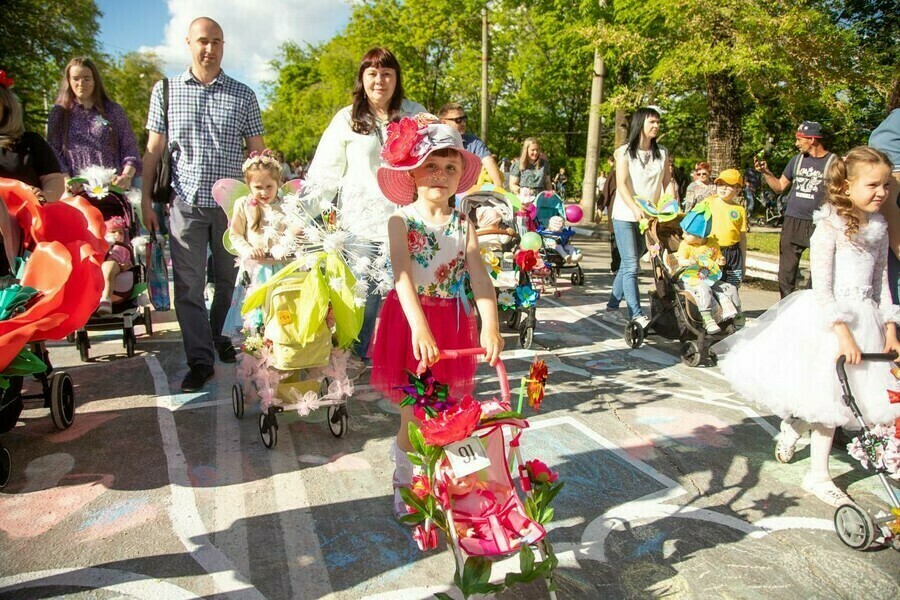 День города семейные. Праздничный парад детских колясок. День города оформление. Парад семей. Праздник день города в городе Благовещенск.