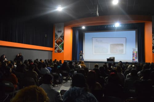 Exponen retos y oportunidades para jóvenes en medios audiovisuales