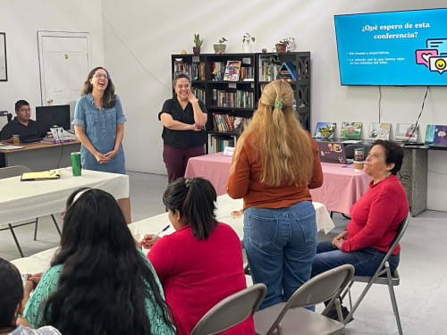 Capacitan a mujeres para cuidarse en espacios digitales