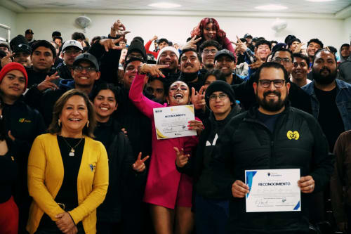 La luchadora profesional Thunder Rosa motiva a jóvenes a pelear por sus metas