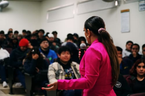 La luchadora tijuanense Thunder Rosa inspira a estudiantes de UABC