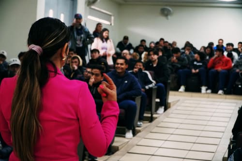 La luchadora tijuanense Thunder Rosa inspira a estudiantes de UABC