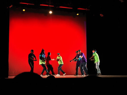 Jóvenes aprenden a expresar sus emociones bailando