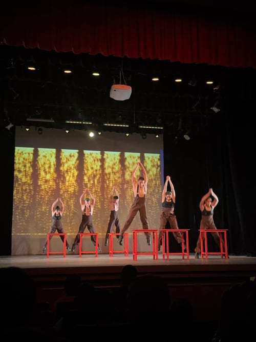 Jóvenes aprenden a expresar sus emociones bailando
