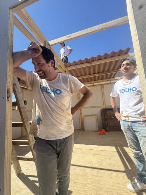 Tijuana Innovadora apoya a Techo a construir casas para familias en pobreza extrema