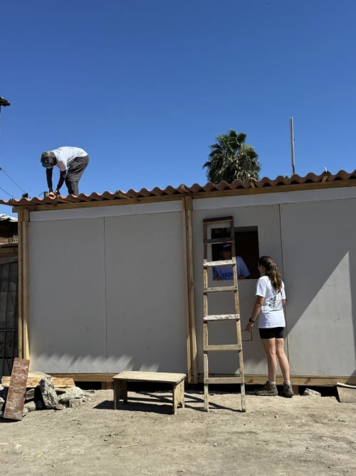 Tijuana Innovadora apoya a Techo a construir casas para familias en pobreza extrema