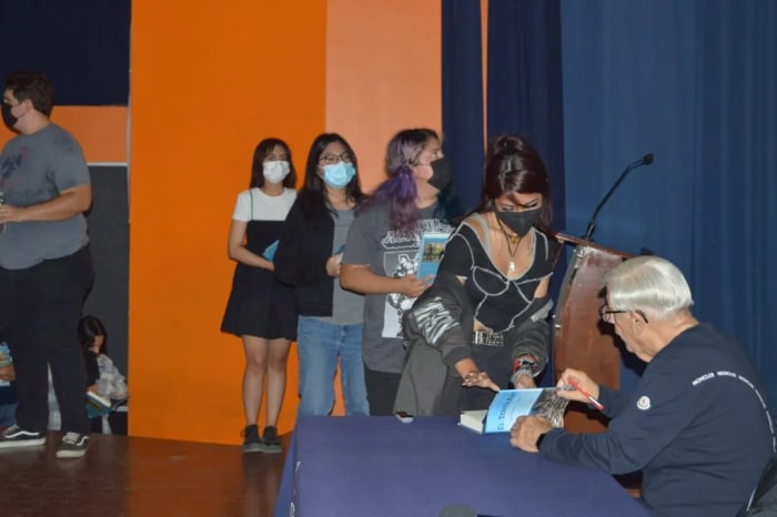 Tijuana Innovadora hace entrega de 50 libros para alumnos de UDCI