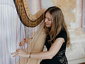 Harfenistin Petra Mallin Metallica.On harp.