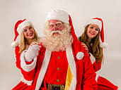 De Kerstman met zijn Kerstmeisjes