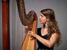 Aurelia singer and harp player