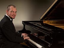 Pianist Oliver Töngi