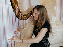 Harfenistin Petra Mallin