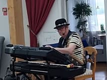 Roberts pianobar " One man band"
