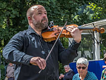 Violinist Billy Thompson