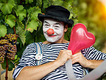 Clown „Herr Balzer“ Ukulele Musik & Luftballon-Clownstheater • Walkacts mit Riesen-Seifenblasen & Ballonmodellage