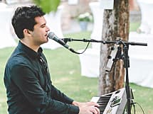 Eugen Nevo - Sänger & Pianist