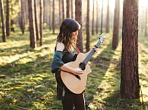 Eva Croissant ☾ Sängerin mit Gitarre & Cello
