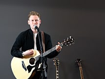 Jamie Felton Singer/Guitarist