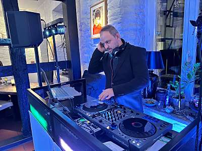 DJ MIKI  ( mit oder ohne Sängerin) FÜR IHRE EVENT/ Disko/Clubs/Party/Hochzeit/ Feier/ Mobile Disco