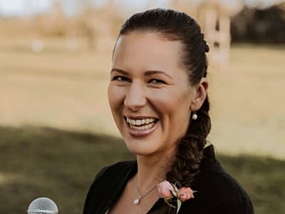 Evelyn Köhler | Bayerische Sängerin für Hochzeit, Trauer uvm. | Emotionalvoice
