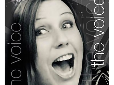 DJ./ ALLEINUNTERHALTERIN UND TOP SÄNGERIN " NATASCHA " VON DER FRANKYSBAND.
