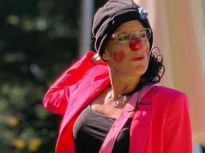 LaLuna, die Clowning, die Sie mit ihrer Panflöte und Charme verzaubert