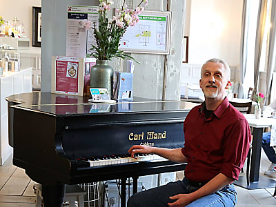 Salonpiano Artur Hermanni