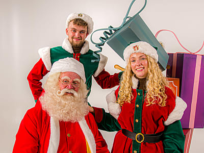 De Kerstman met zijn KerstElfjes