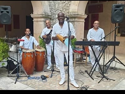 Arturo Menas y su ensamble latino